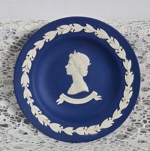 Wedgwood Blue & White Queen Elizabeth II Silver Jubilee Plate – 1977 Collecti